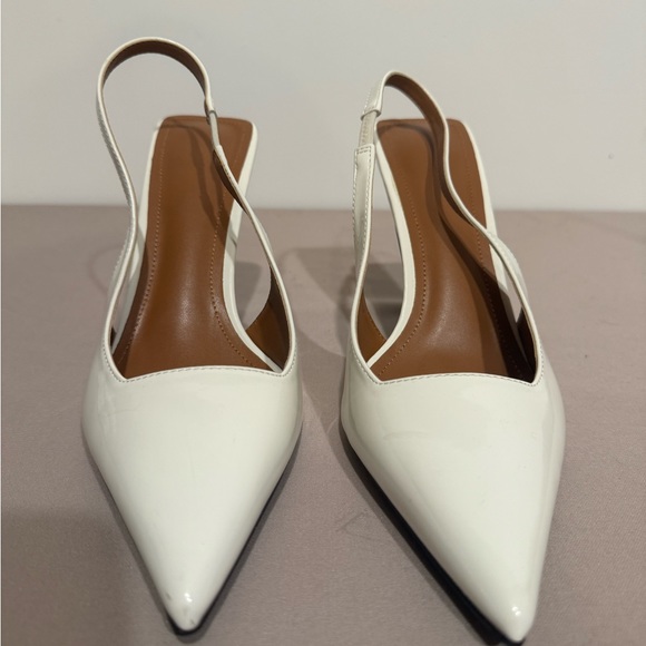 White shoes size 9 - Picture 10 of 16